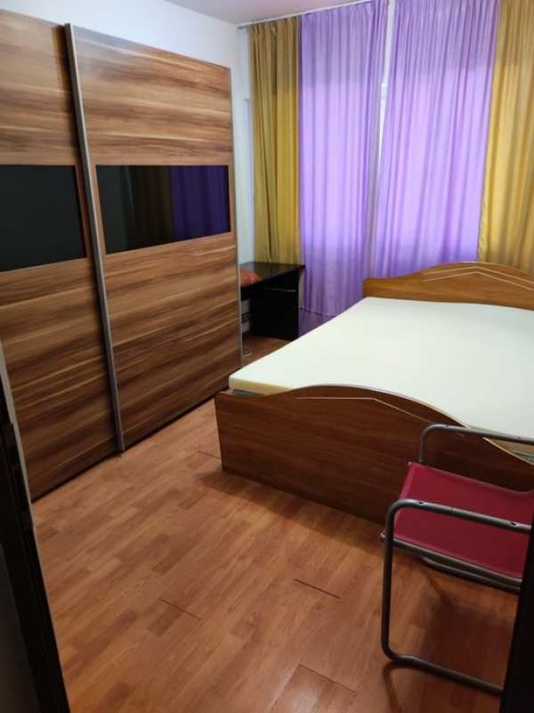 Închiriez apartament cu 2 camere