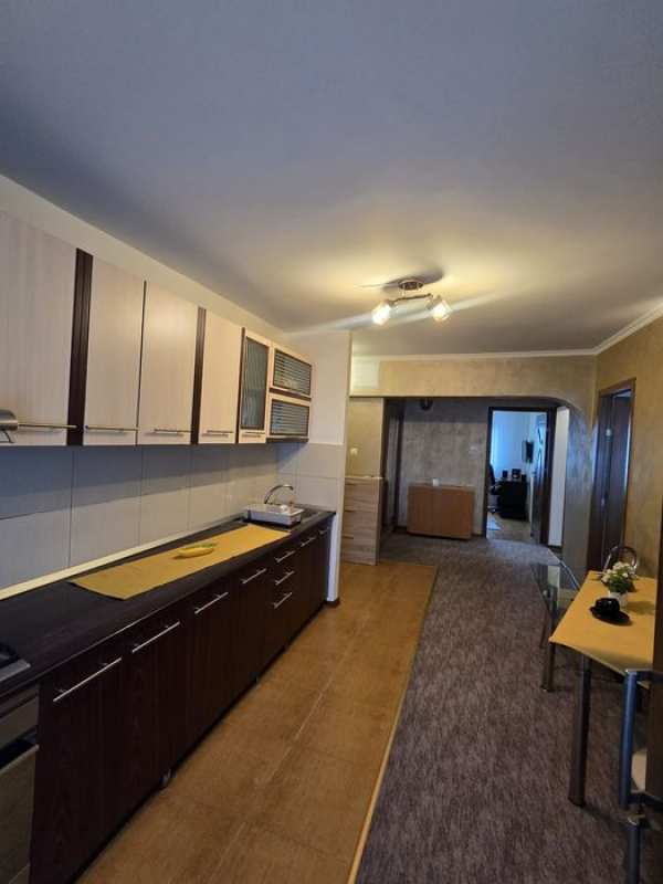 Apartament 3 camere în Cartier Broșteni