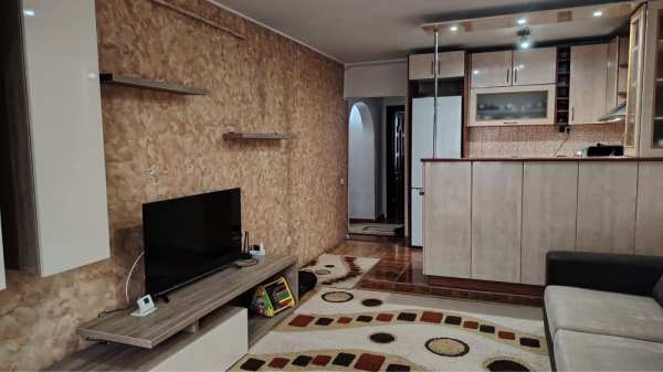 Inchriez apartament 3 camere