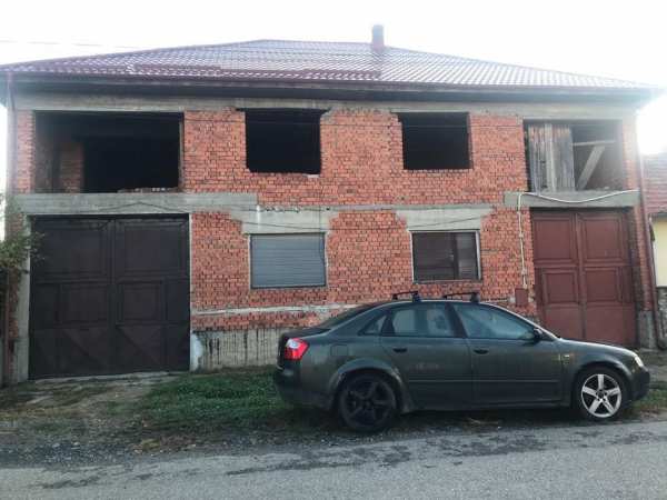 Duplex întreg P+ E de vanzare la roșu Faget