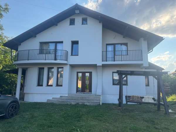 Casa spațioasă cu teren generos,anexa cu 3 garaje -str Corbului 33