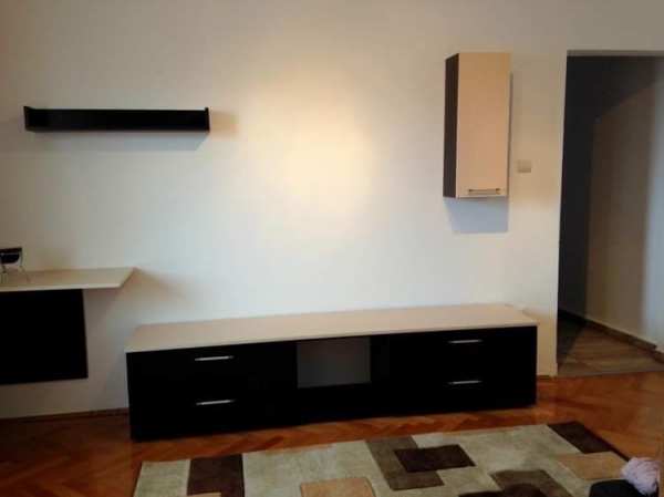 Proprietar, vand apartament 2 camere semidecomandat, etaj 3