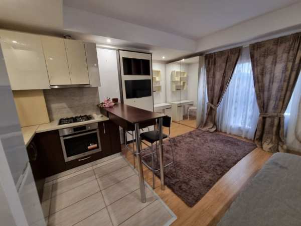Inchiriez apartament 2 camere utilat in Cosmopolis loc  parcare inclus