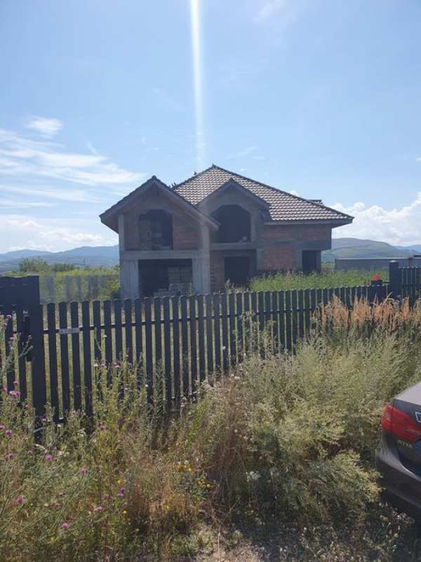 Casa 6 camere 283 mp la rosu Carpinis Brasov