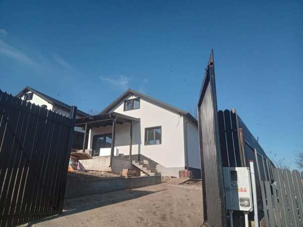 Vand casa in Margineni in spatele primariei