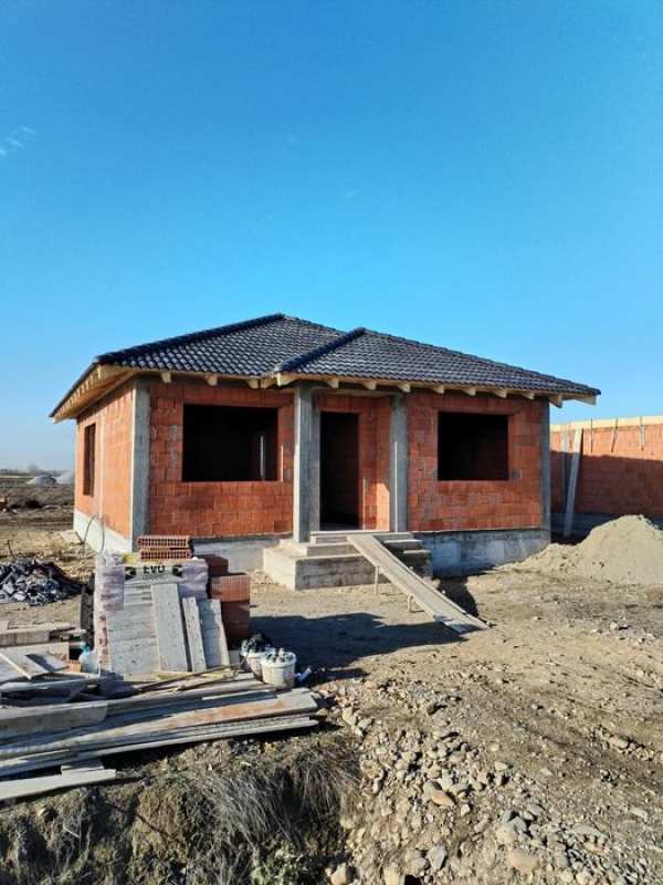 Casă în roșu Oșorhei - Oportunitate unică de investiție