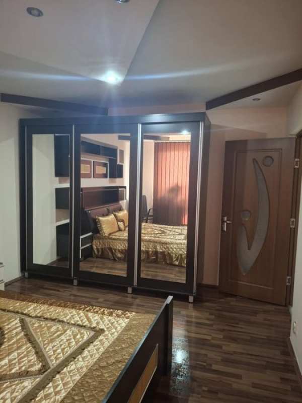 Proprietar vand apartament cu 2 camere ,52,9 mp complet mobilat.