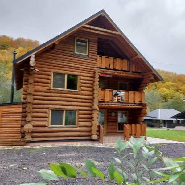 Pensiune de vânzare – 2 corpuri identice, complet utilate, ideală