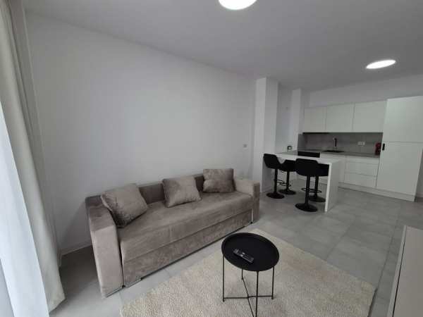 Proprietar inchiriez apartament 2 camere si parcare  Campeador City