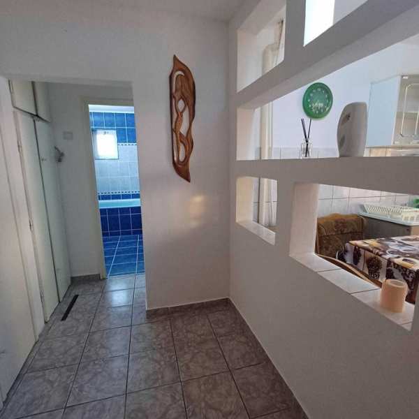 Inchiriez apartament 2 camere ,in zona centrala , perioada minim 1 an