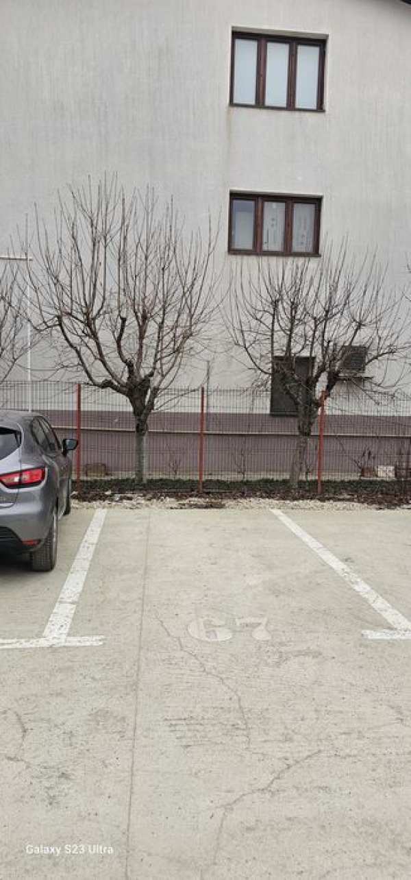 Vand sau închiriez  loc de parcare
