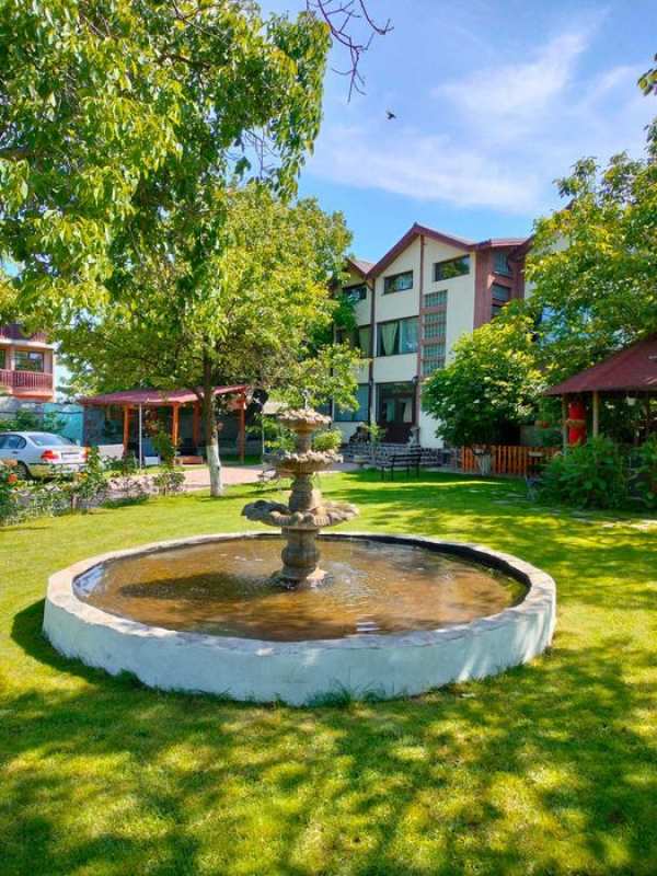 inchiere camera in vila cu curte spatiosa