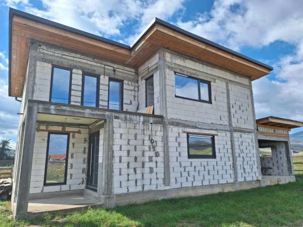 Casă modernă finalizată la interior în Ighiu, Alba Iulia