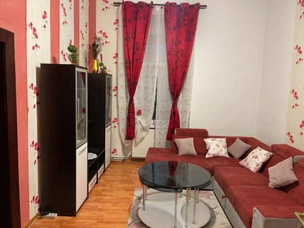 Închiriez casa 2 camere + loc parcare + beci