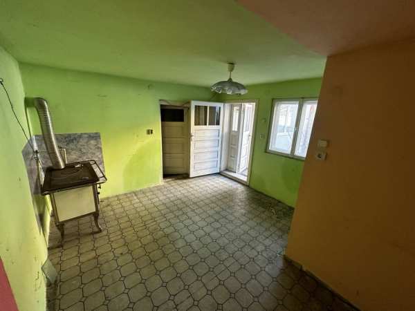 De vanzare casa cu 2 camere in zona centrala