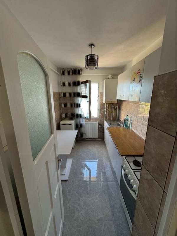 Proprietar vand apartament suprafața de 50 mp Iasi zonă centrală  Bulevardul Primăverii aproape Podu Ros Pallas vis-a-vis de Serviciul Pașapoarte.
