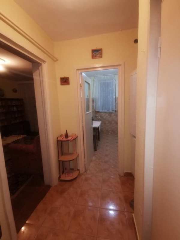 Vând apartament 2 camere zona Cina