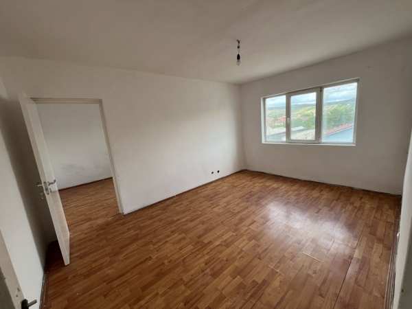 Apartament cu trei camere de vanzare in Alesd
