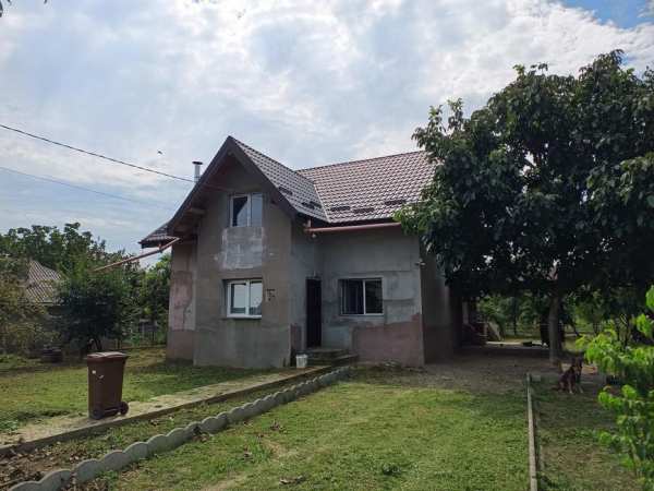 Ofer spre închiriere casă