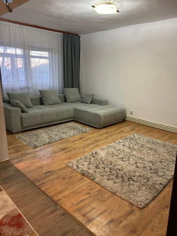 Apartament cu 3 camere de închiriat