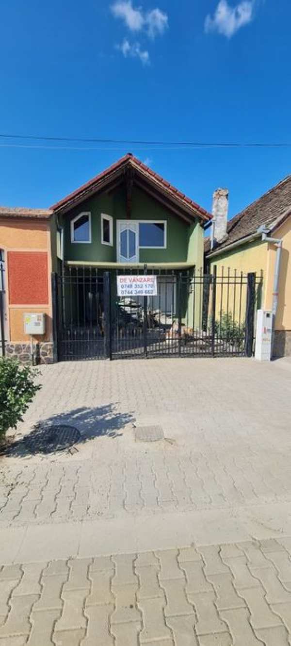 Casă de vânzare !