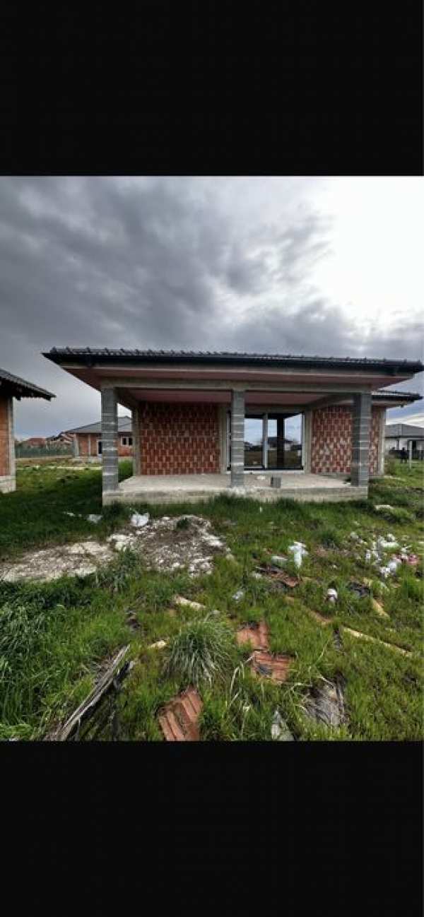 Casa in rosu in Paulesti