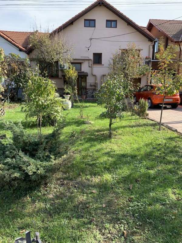 Casă familia de vânzare