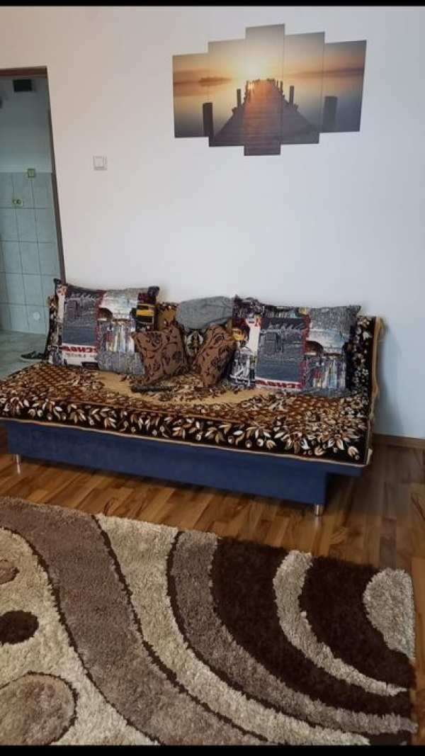 Închiriez garsoniera