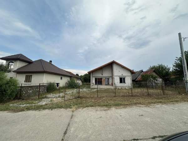 Vand sau schimb cu garsoniera casa 182mp si teren 3500mp in Sambotin