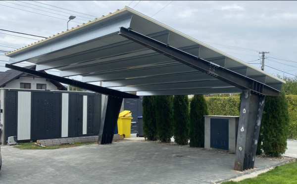Vand carport auto cu o capacitate de 3 locuri