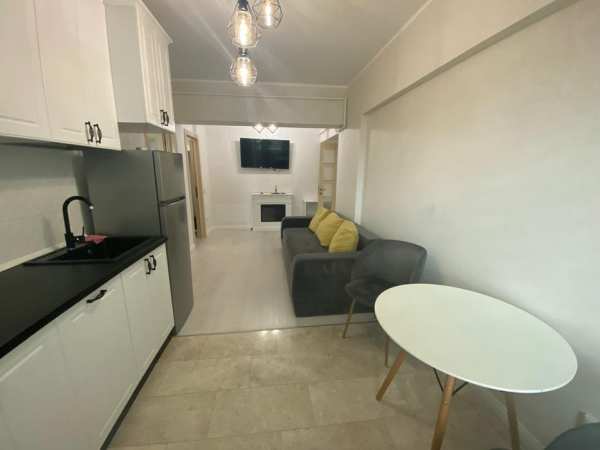 Închiriez apartament cu 2 camere