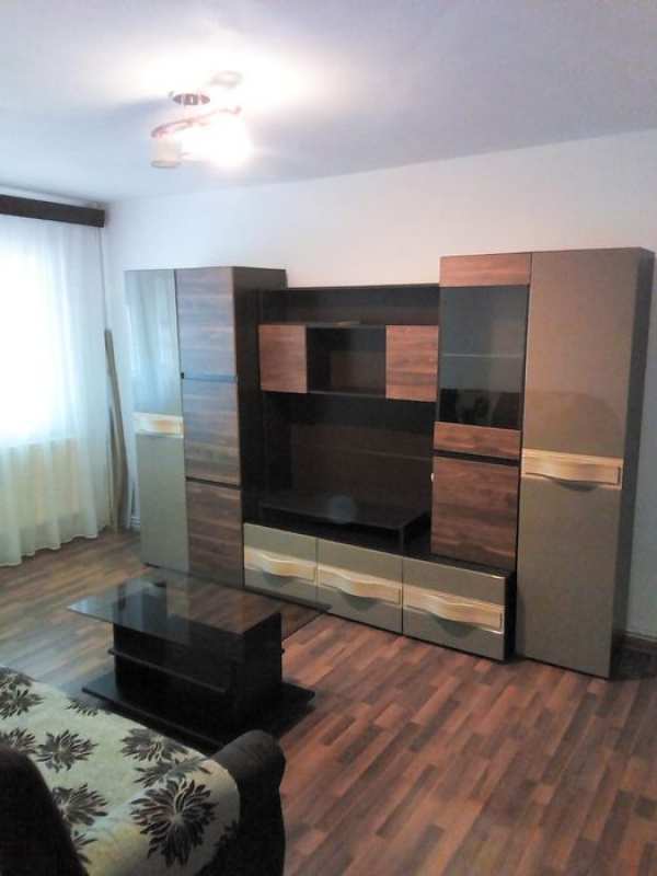 Închiriez apartament 3 camere în zona centrala,vis a vis de Unicredit