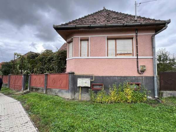 Casa la tara de vanzare.