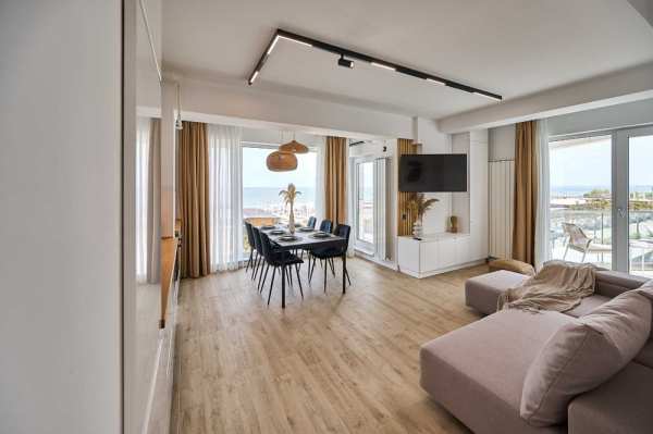 Ofer pentru inchiriere apartament 3 camere cu vedere frontala la mare