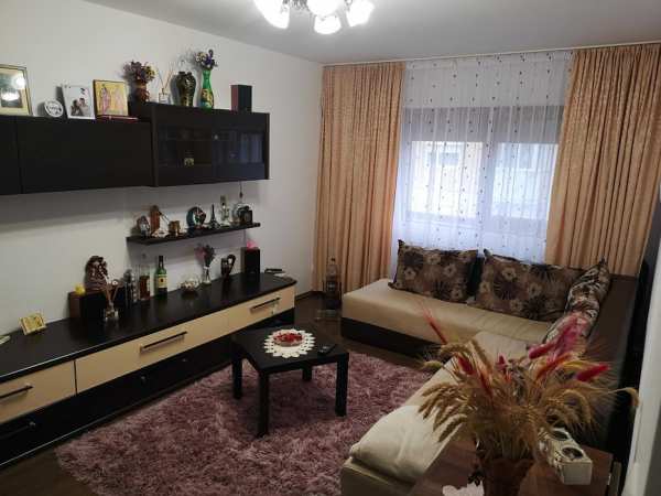 Inchiriez apartament doua camere Micro 17