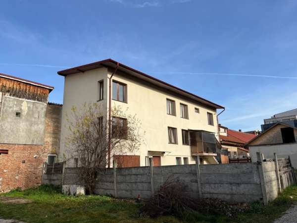 Vand Casa in Cluj pe strada Paris .