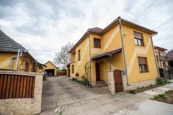 Vând casă P + 1 + anexa Halmeu