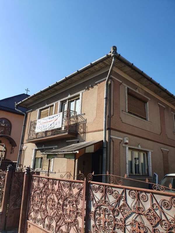 Inchirez casa cu etaj