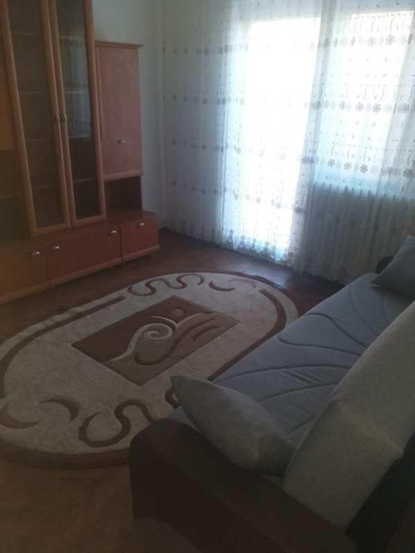 Vand apartament cu 3 camere, zona 9 Mai