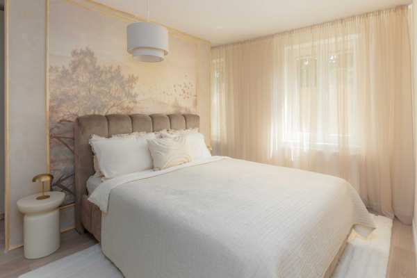 Corp de Casă cu 2 Camere, 2 Băi și Parcare Privată - aproape de Centru