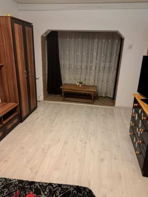 Închiriez garsoniera