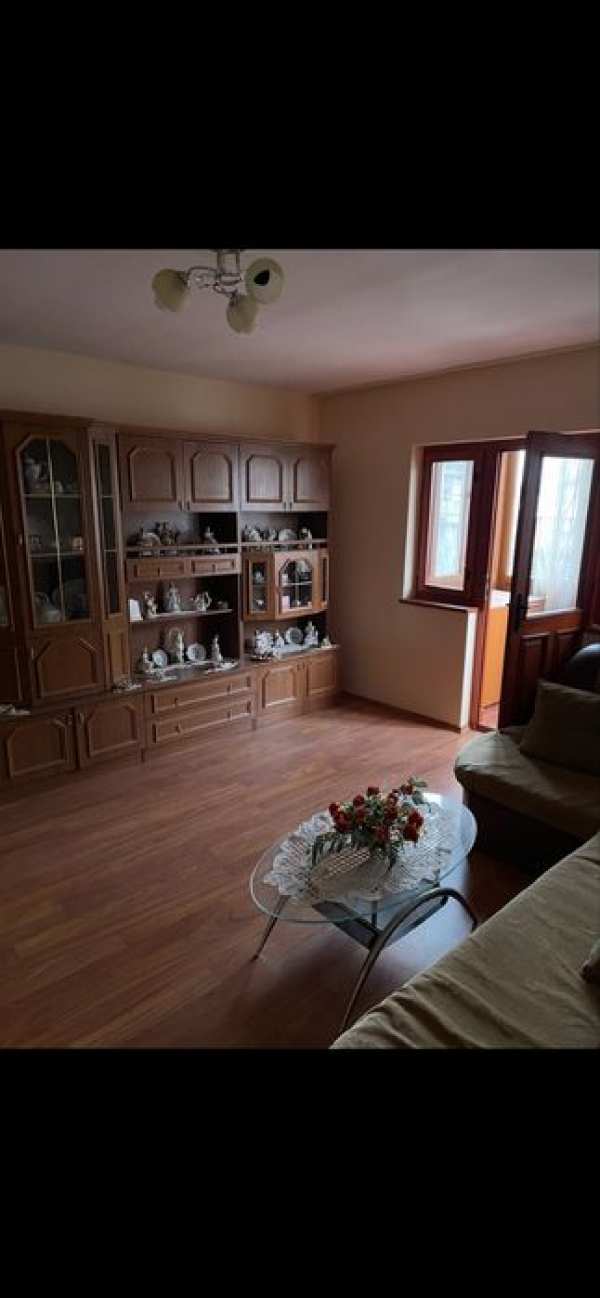 Apartament cu 3 camere de închiriat