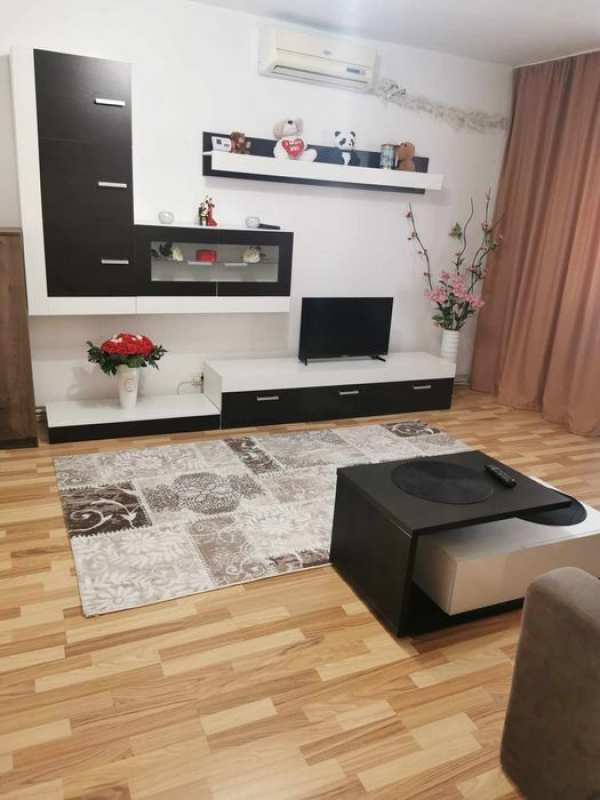 Apartament cu 4 camere de închiriat!