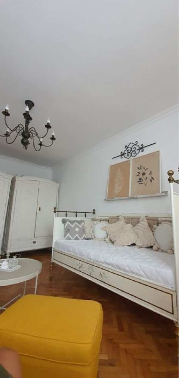 Inchiriez apartament cu doua camere ultra central ,mobilat