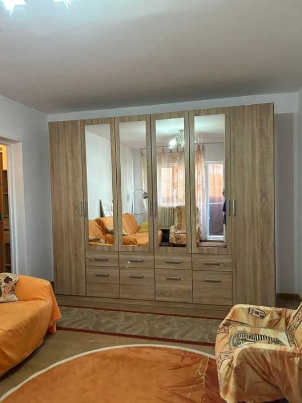 Vand apartament lux , 2 camere, et.3, zona Piata Rahova