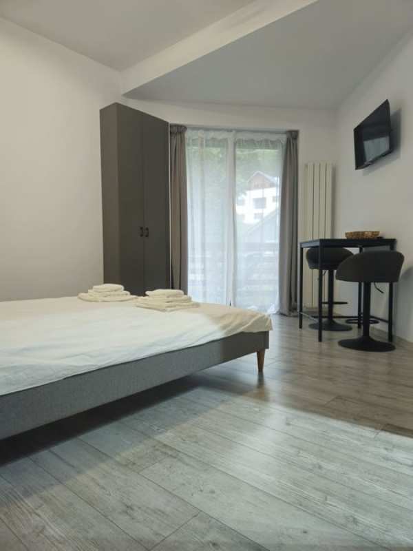 Închiriez Garsonieră