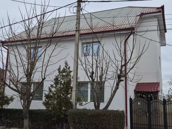 Vând casa vila cu teren mare