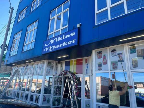 Vand 2 cladiri comerciale