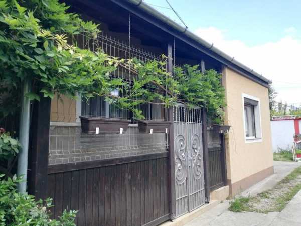 Dau in chirie ap. central, curte comuna, langa liceu Sf Ladislau