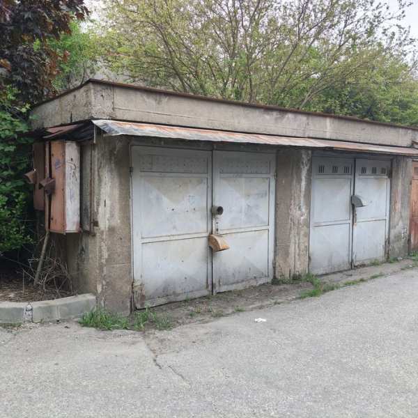Vând garaj în  Str Drăgănești